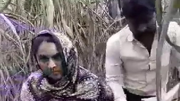 बुआ भतीजा पकड़ा गईल खेत में सेक्स करते हुए