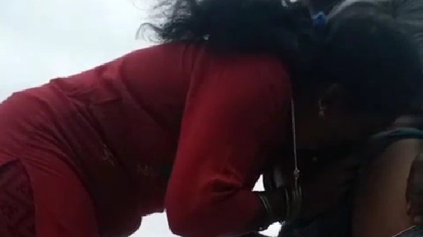 गाँव के भाभी लंड चूस के आउटडोर में चोदवा लेली
