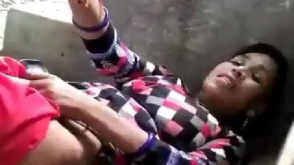 घर के पीछे खूबसूरत लड़की चोदवावत बारी