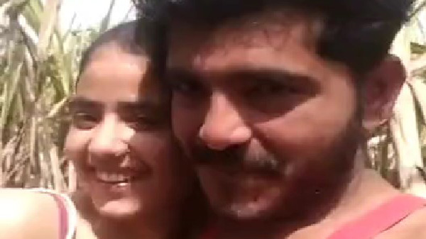 खेत में प्रेमिका के बूब्स चूसे के वीडियो