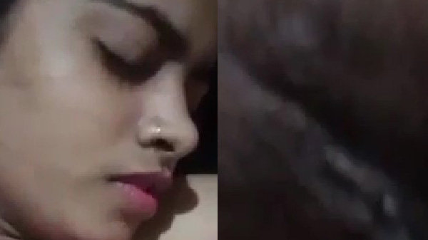 सेक्सी लड़की बूब्स दबा के बुर में ऊँगली करत बारी