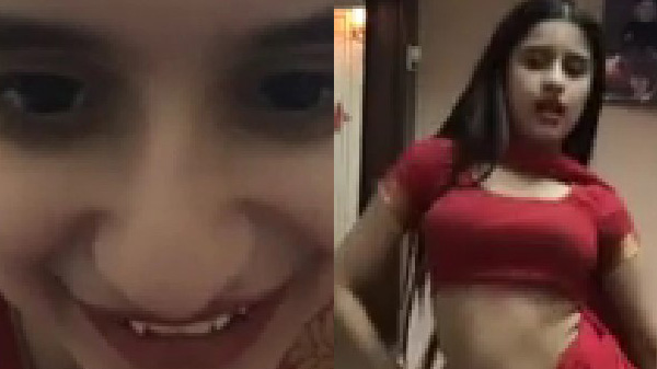 सेक्सी लड़की वेबकेम के सामने मुजरा करत बारी