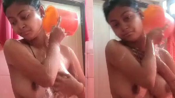 देसी लड़की पिंकी बाथरूम में नंगा नहात बारी