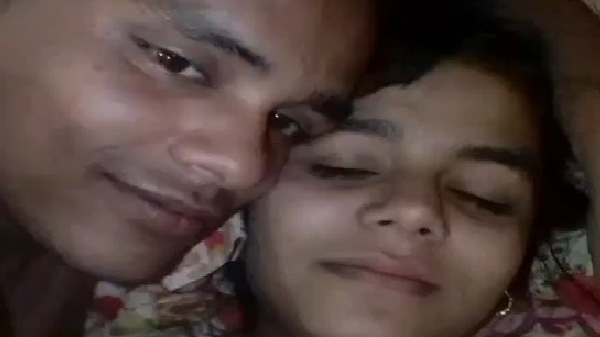 गर्लफ्रेंड के चुची दबा के मजा लेलन लड़का