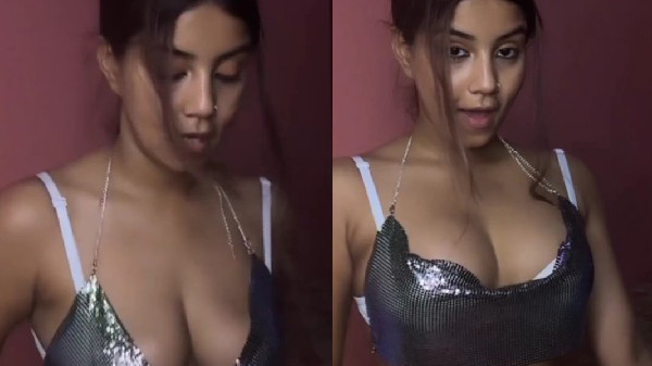 सेक्सी टिकटोकर बूब्स हिला के देखावत बारी