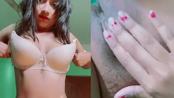 सेक्सी लड़की आपन हेयरी बुर में ऊँगली करत बारी