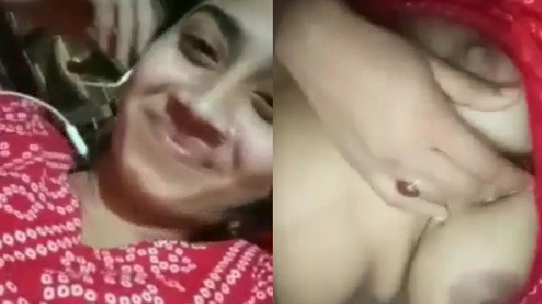 वीडियो कॉल पर लड़की बूब्स देखा के दबावत बारी