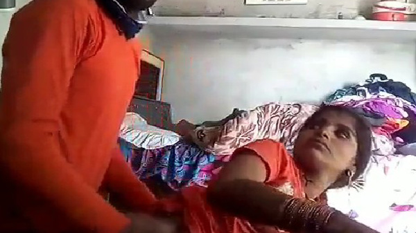 देसी वाइफ के डॉगी स्टाइल चोदाई के वीडियो